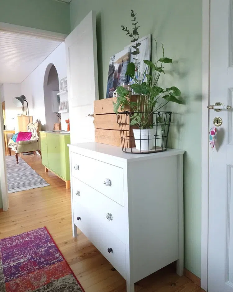 Интерьер с зелеными стенами Tikkurila Нил при холодном свете