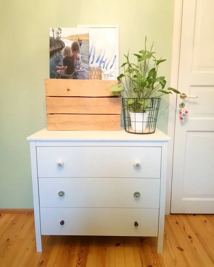 Зеленый интерьер в теплом свете с цветом Tikkurila V386