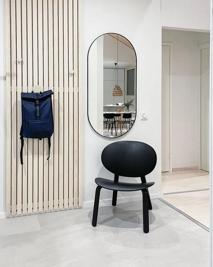 Белые стены с деревянными рейками и цветом Tikkurila V503 Зима