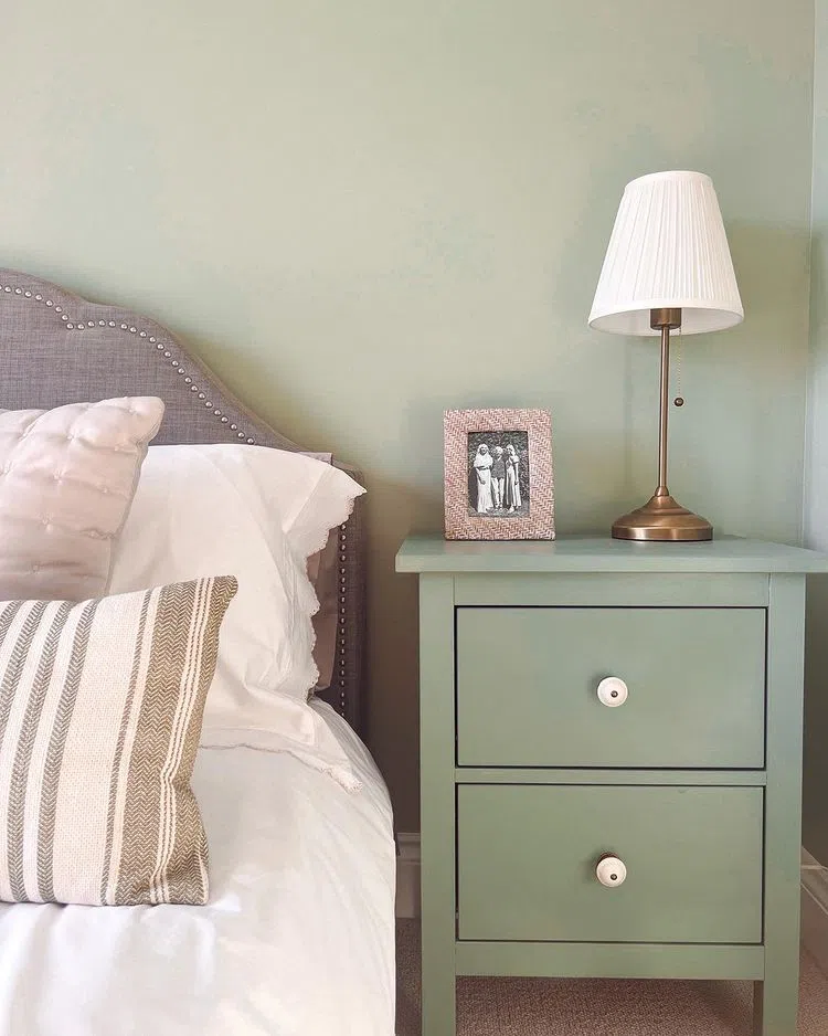 Приглушенно зеленые стены цвета Farrow and Ball 234 Vert de Terre