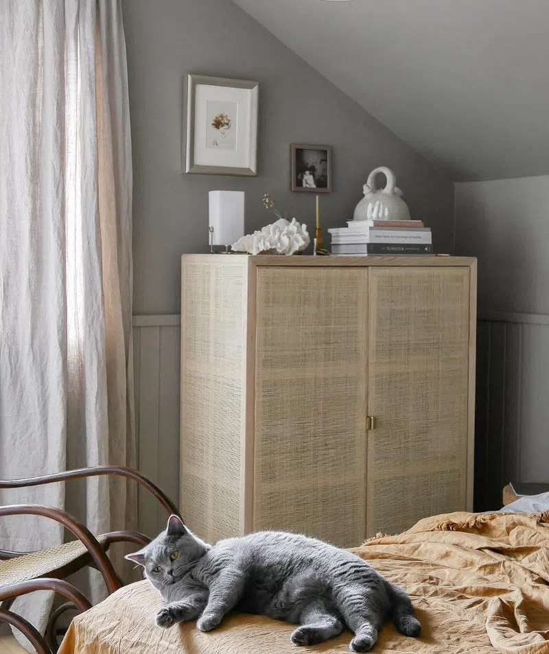 Интерьер серой спальни S486 Вулканит и комод из ткани