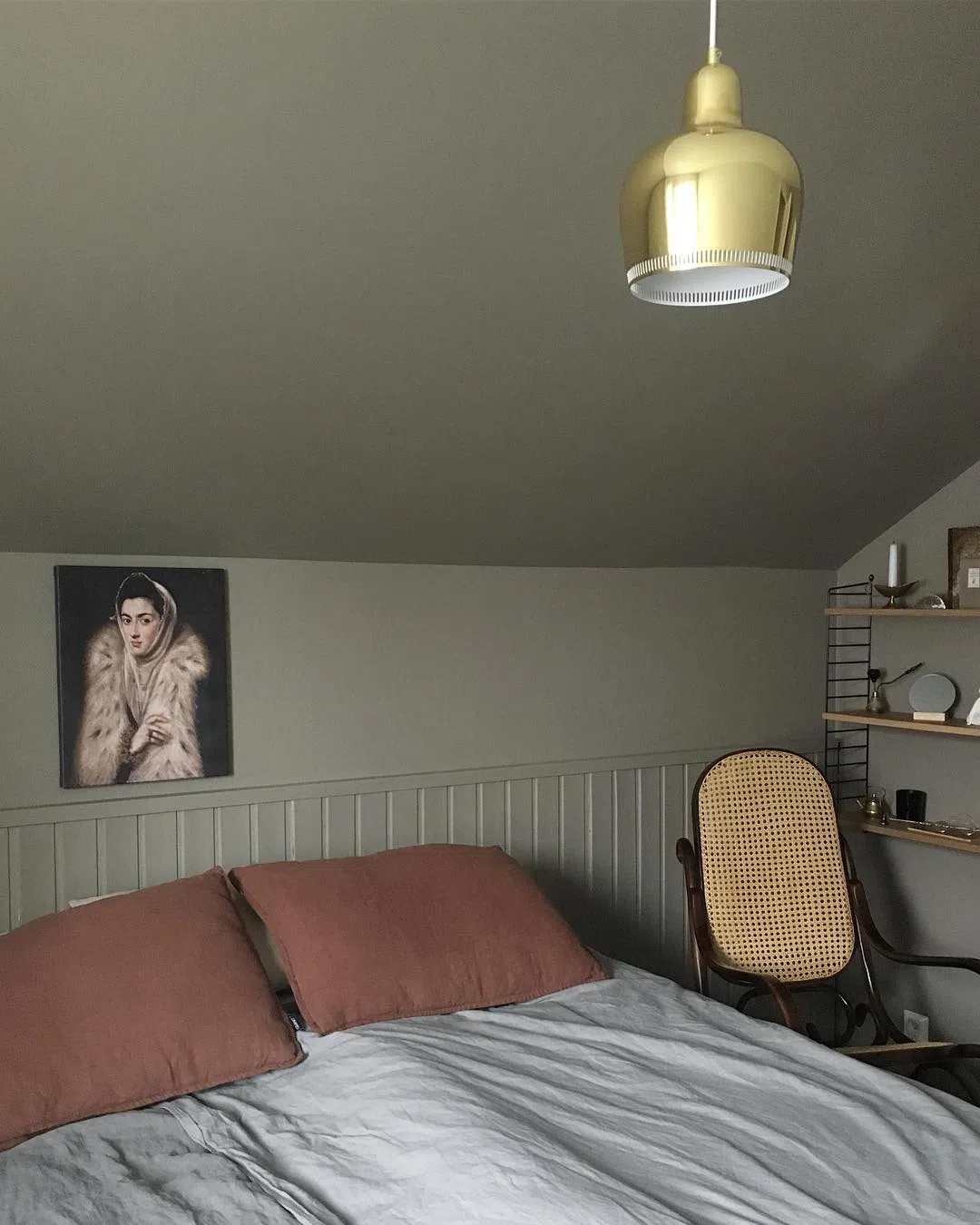 Серые стены Tikkurila Вулканит и золотистый светильник