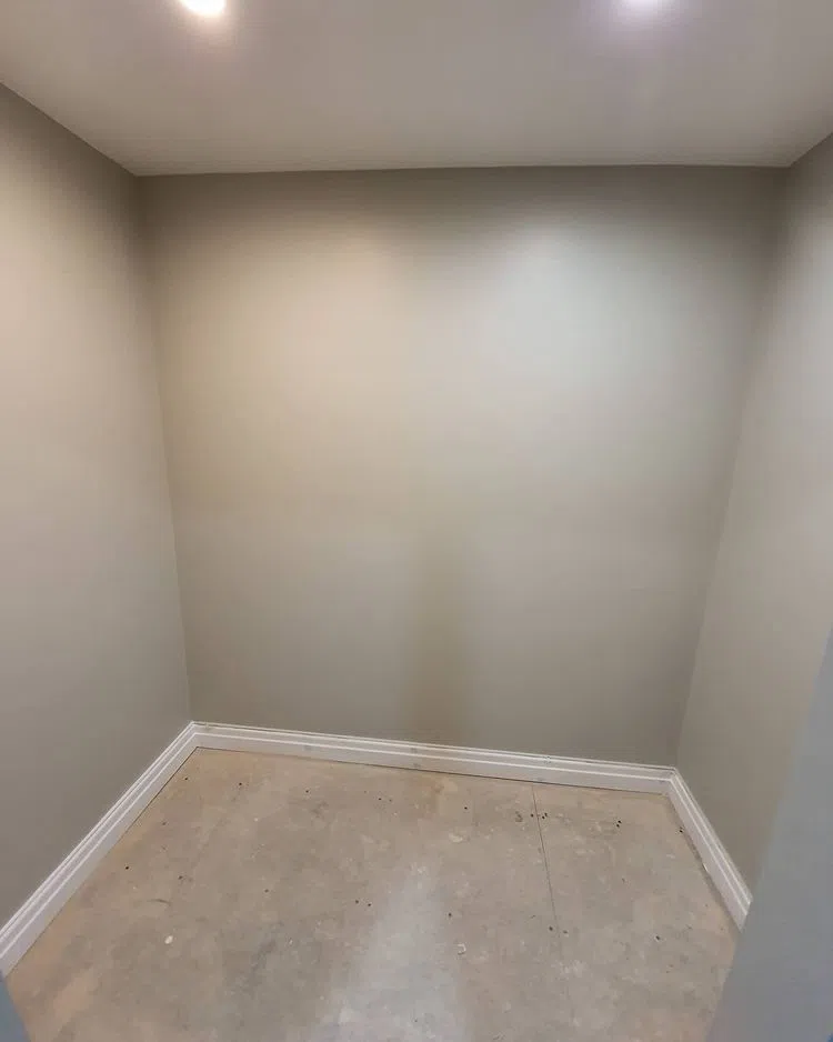 Ремонт кладовой с серыми стенами