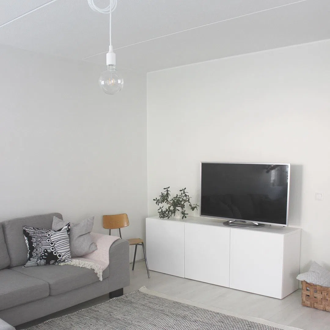 Интерьер гостиной с светло-серыми стенами H497 Каолин