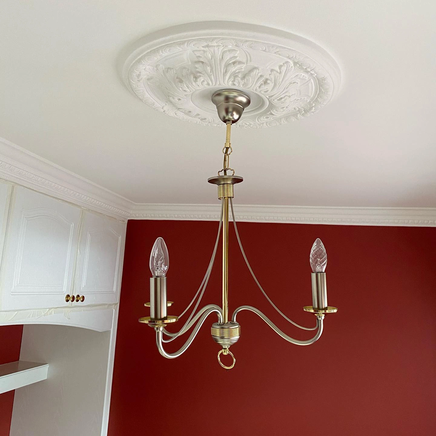 Классический интерьер с красными стенами Farrow and Ball Incarnadine