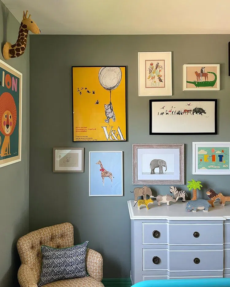 Коллаж из картин на серой стене Farrow and Ball Pigeon