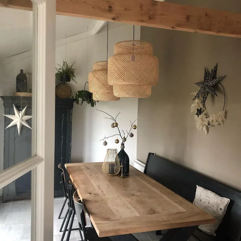 Dulux 10YY 30/106 Плодородная почва в сочетании с деревянной мебелью и декором