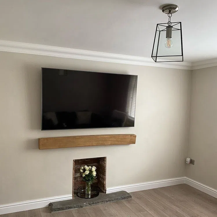 Деревянная полочка под тв с бежевыми стенами Skimming Stone