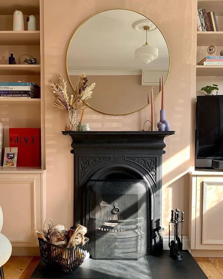 Розовый интерьер с черным камином Farrow and Ball Setting Plaster