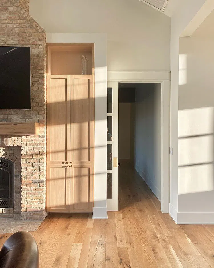 Светлый скандинавский интерьер с оттенком Swiss Coffee Benjamin Moore