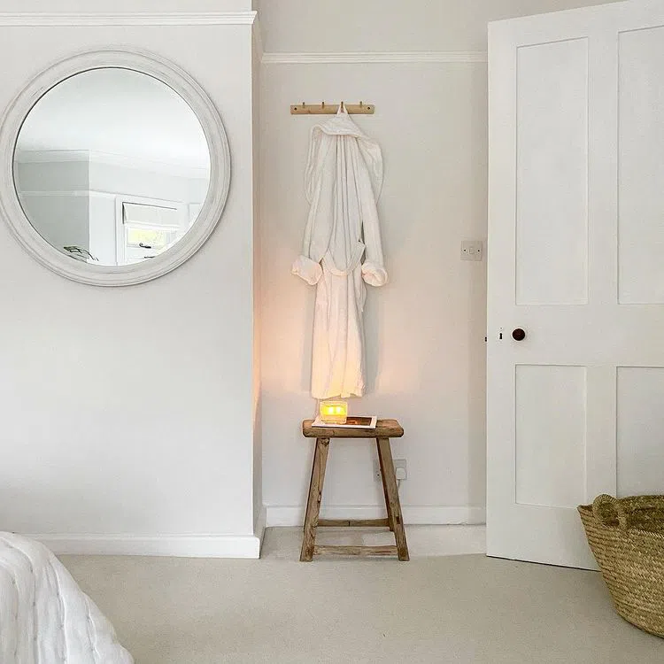 Светлый серый интерьер с молдингами Dulux White Mist