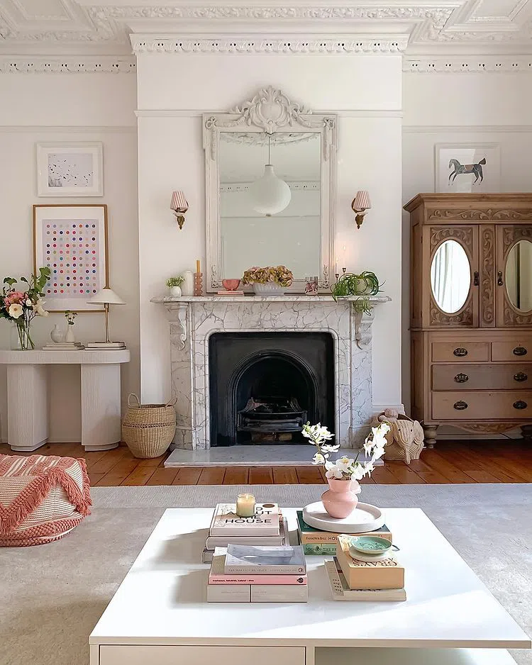 Интерьер в викторианском стиле с белыми стенами Farrow and Ball Wevet