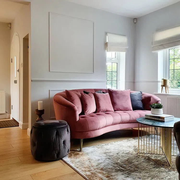 Интерьер с белыми стенами Wevet и розовым полукруглым диваном