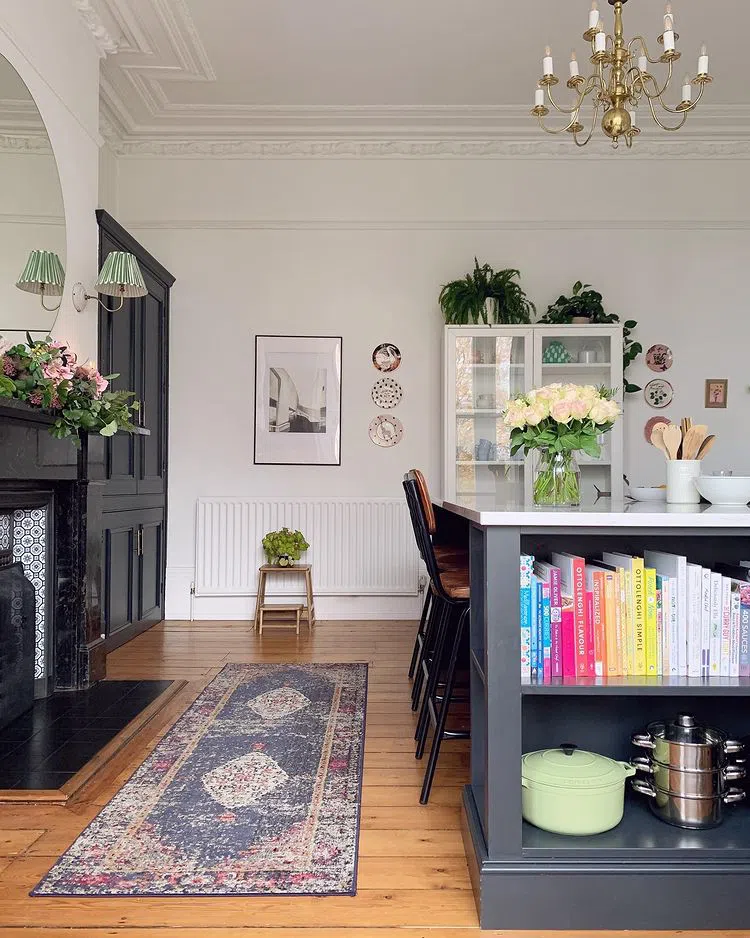 Стильный интерьер с светлыми стенами Wevet Farrow and Ball