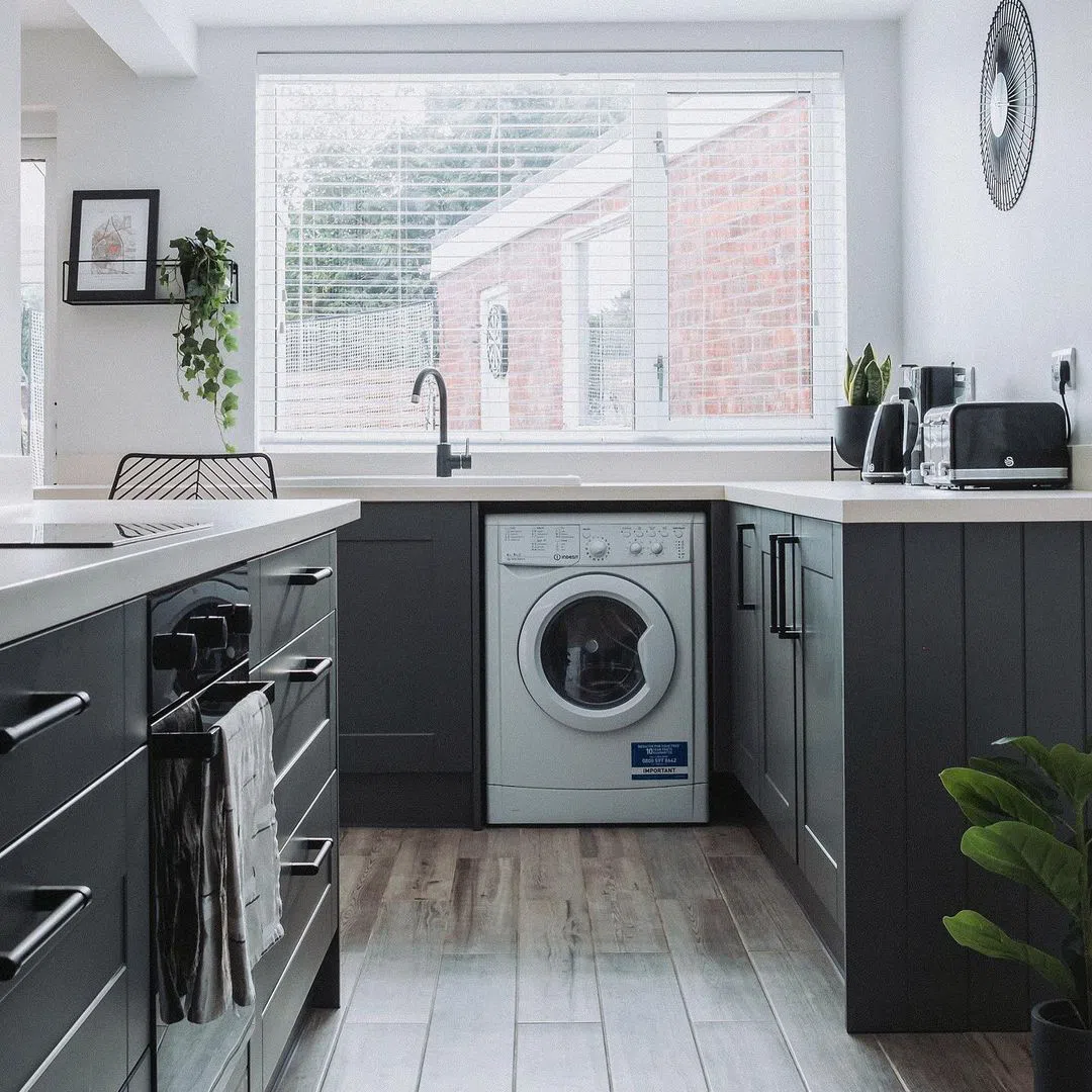 Кухня с черными фасадами и белыми стенами Farrow and Ball Wevet