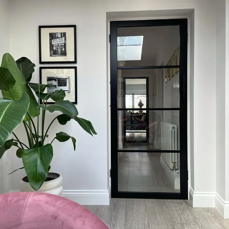 Скандинавский интерьер с белыми стенами Farrow and Ball Wevet