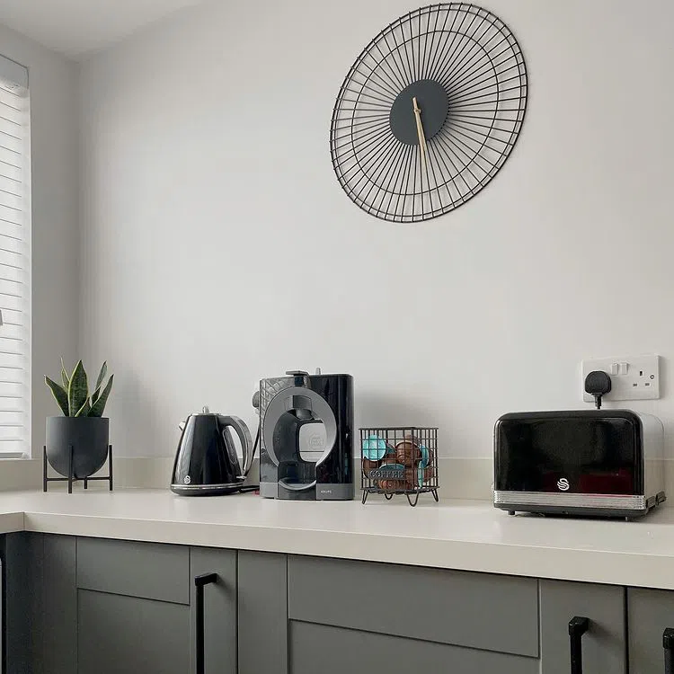 Кухня с белыми стенами Farrow and Ball Wevet