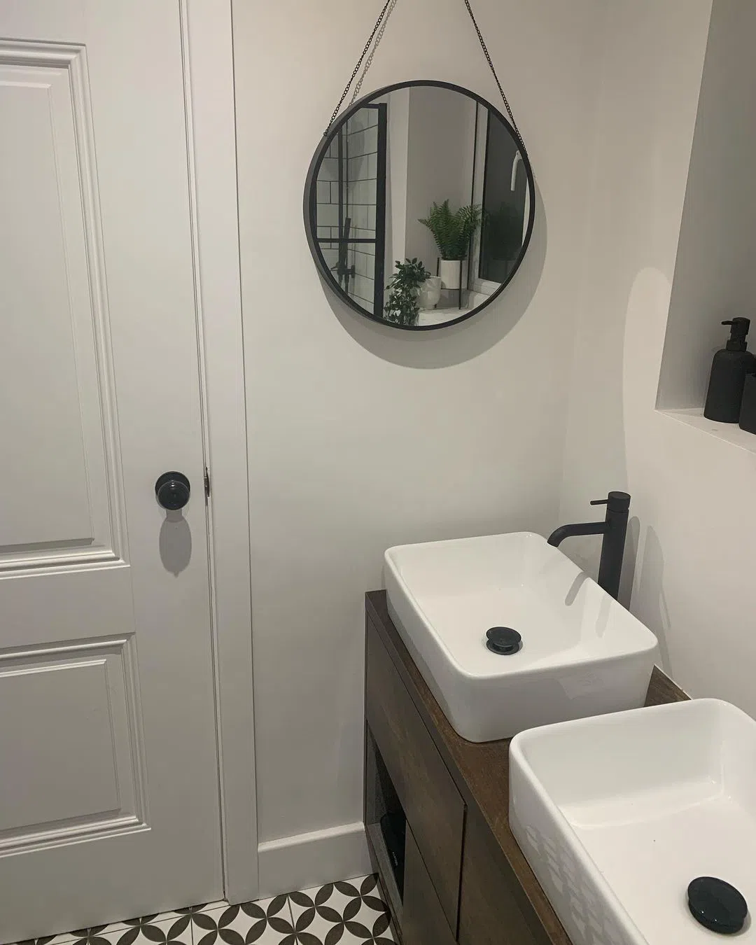 Ванная с белыми стенами Farrow and Ball Wevet