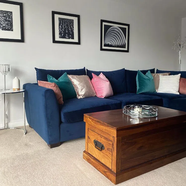 Гостиная с синими диваном и белыми стенами Night Jewels 6