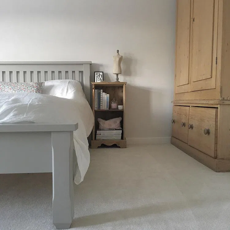 Уютная спальная с белыми стенами Dulux Night Jewels 6