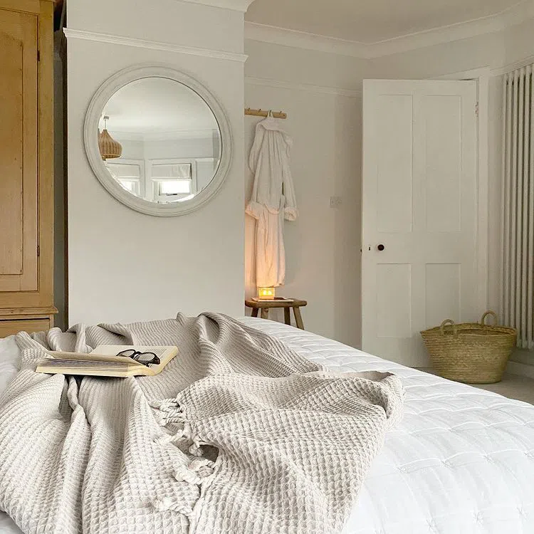 Светло-серая спальная с молдингами Night Jewels 6