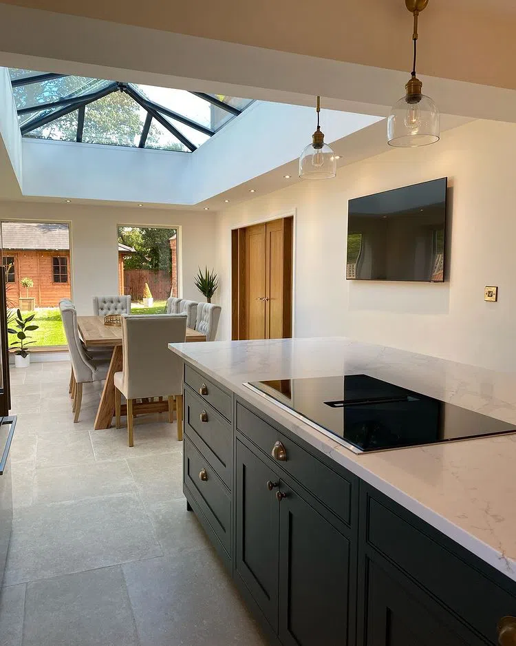 Белая кухня с черными фасадами и цветом Farrow and Ball Wimborne White