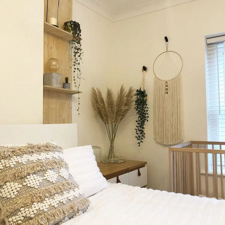 Белая спальная с краской Wimborne White Farrow and Ball