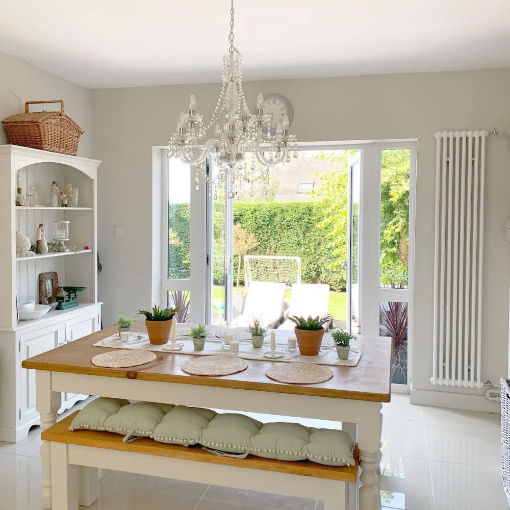 Светлая кухня с цветом Dulux Wishbone White 81yy 81/016