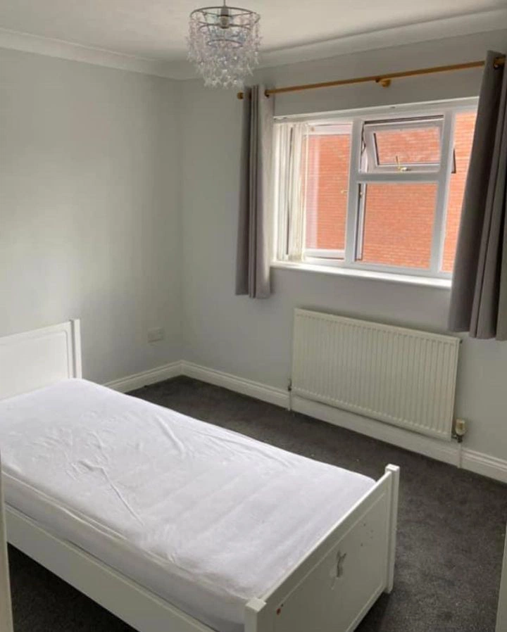 Серые стены в спальне Dulux 81yy 81/016 Wishbone White