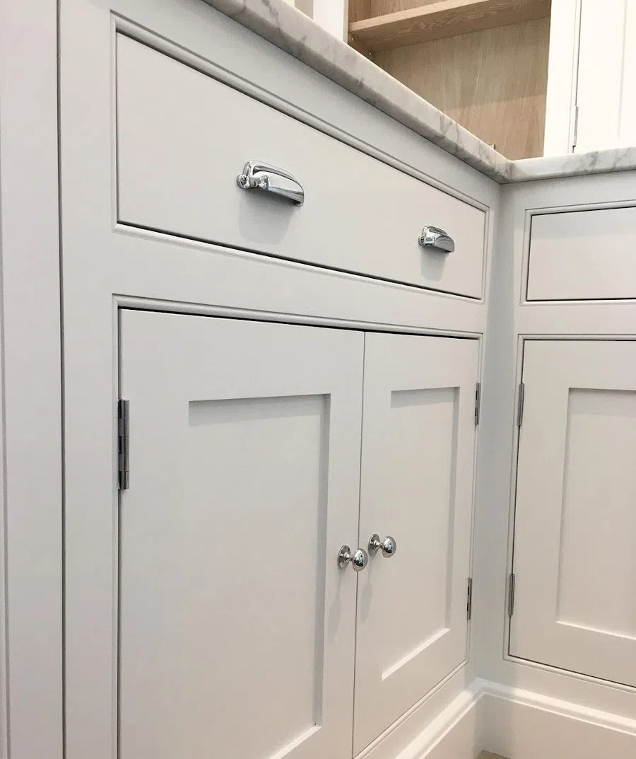 Серая кухня, окрашенная в Little Greene Wood Ash 229