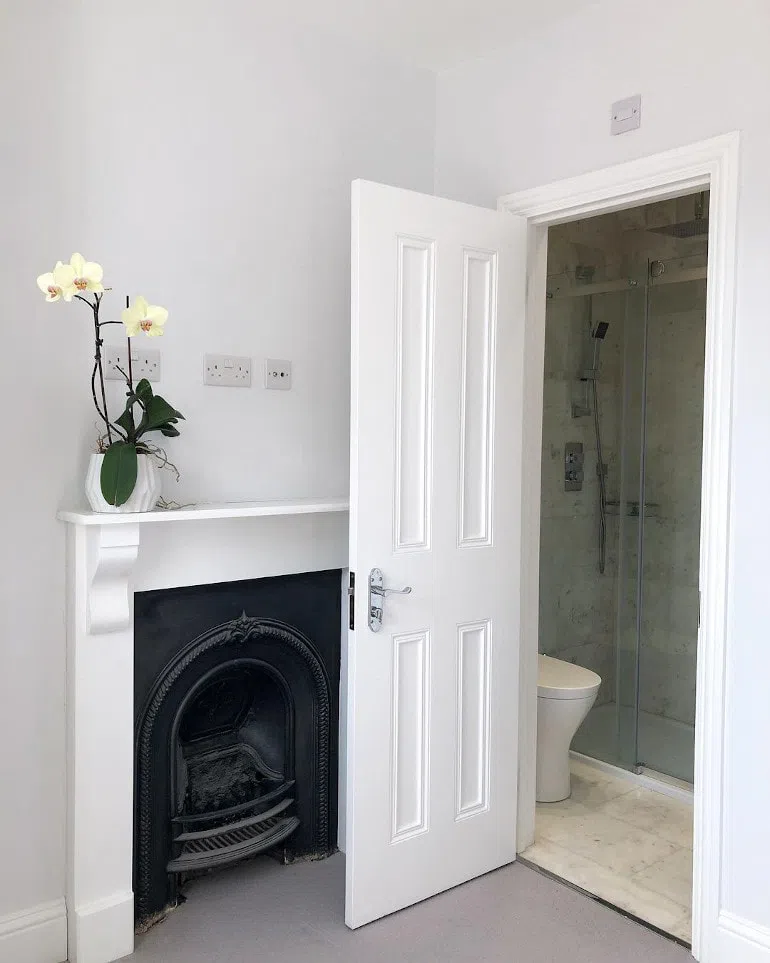 Классический интерьер с белыми дверями и стенами Little Greene Wood Ash