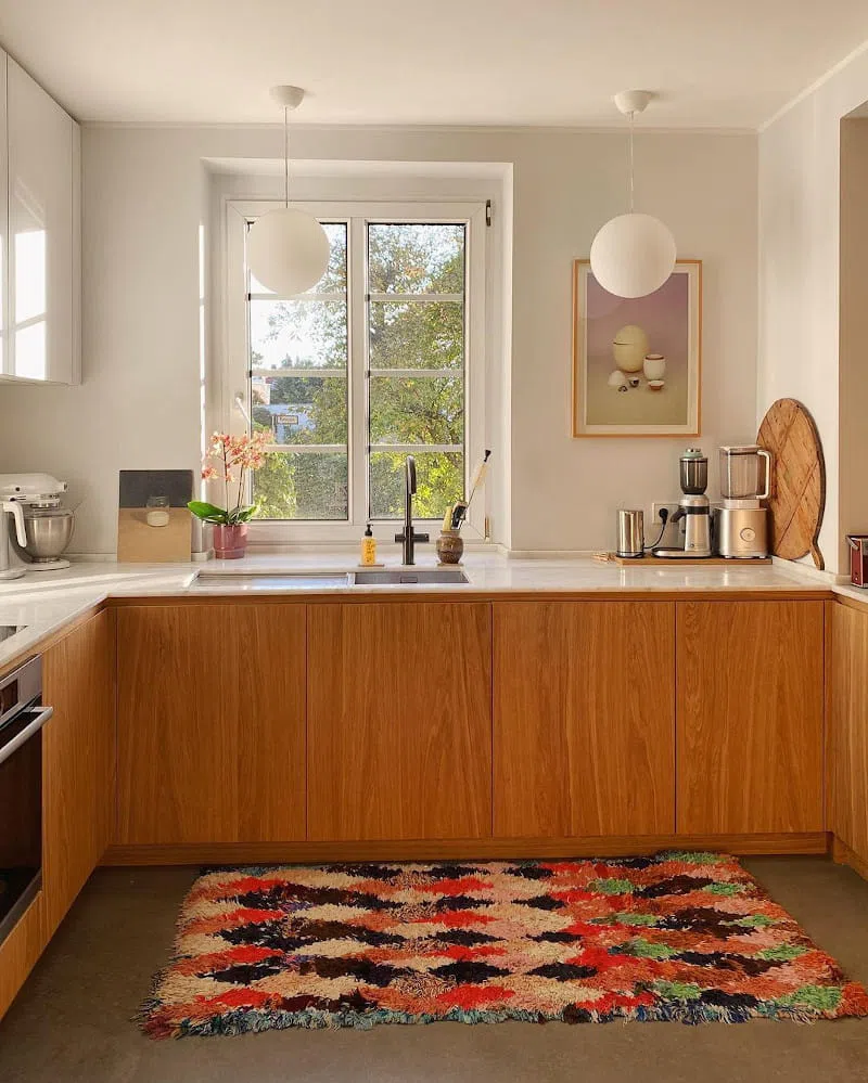 Интерьер в стиле 80-х и стены Little Greene Wood Ash 229