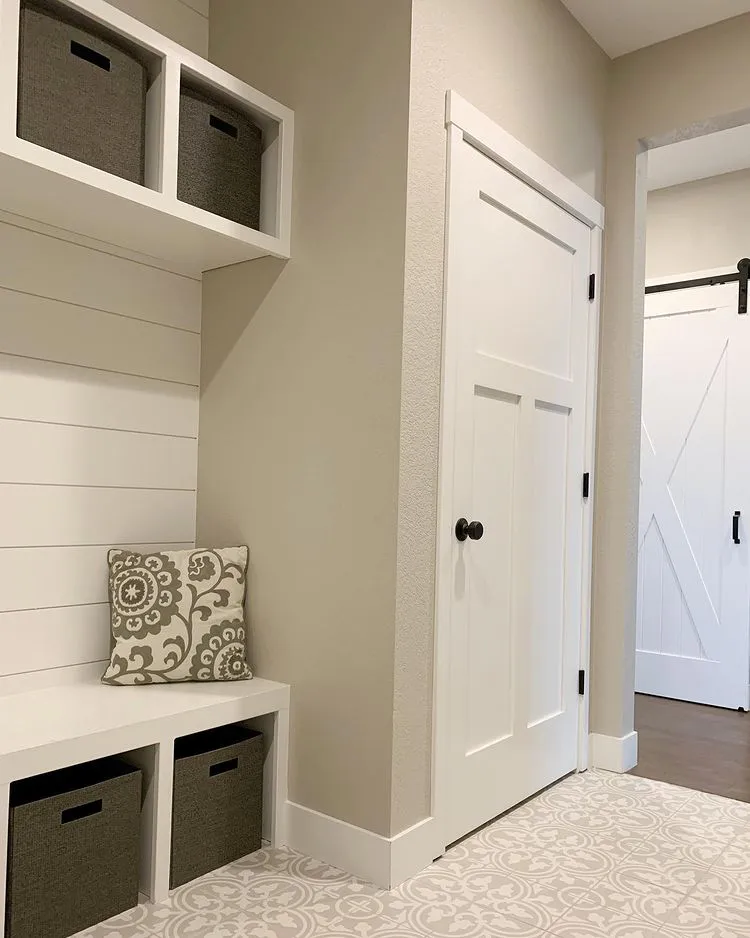 Sherwin Williams SW 7043 Wordly Gray в интерьере фото