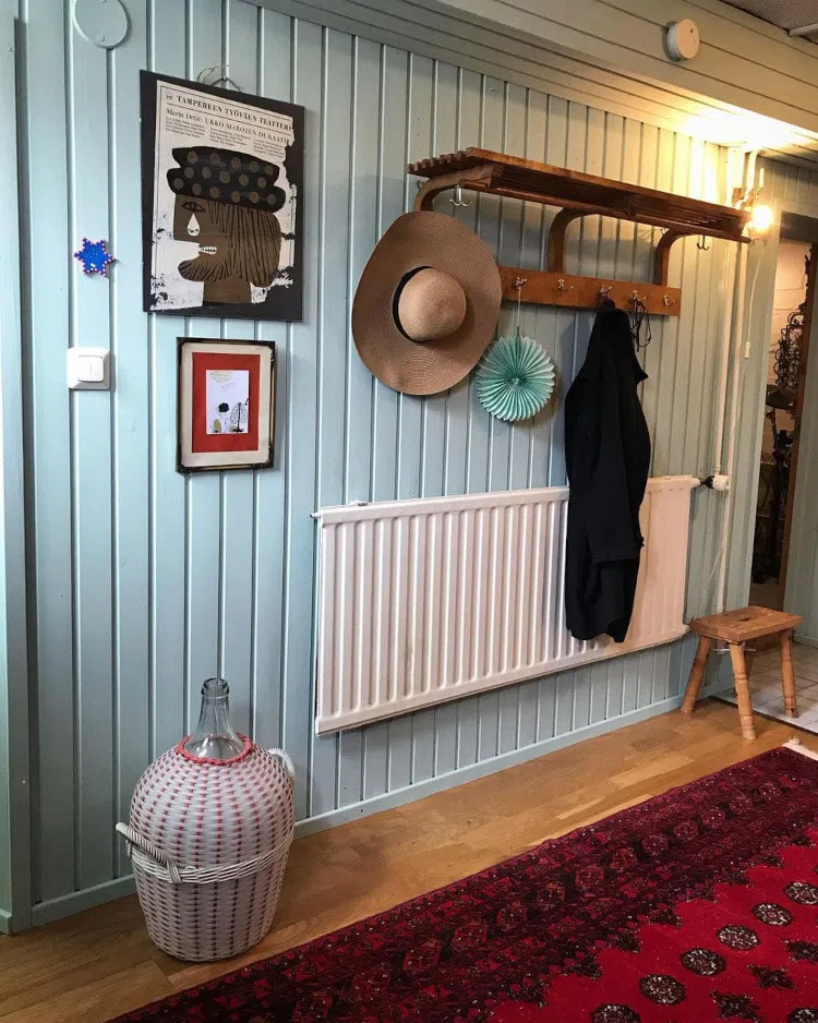 Интерьер загородного дома с крашенными стенами Tikkurila X445