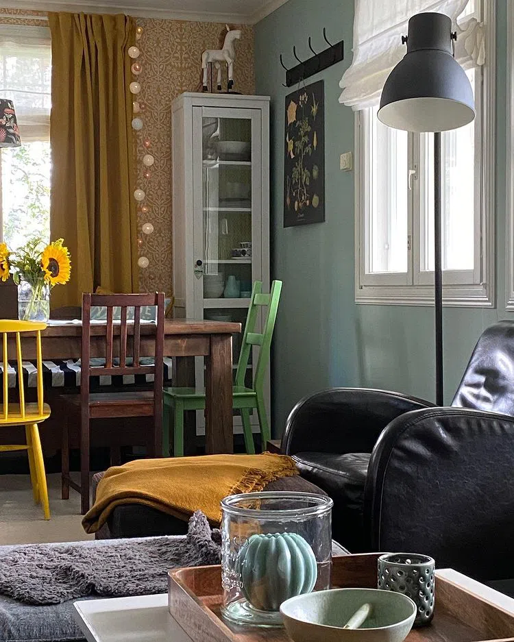 Фото интерьера с светлыми зелеными стенами Tikkurila X445