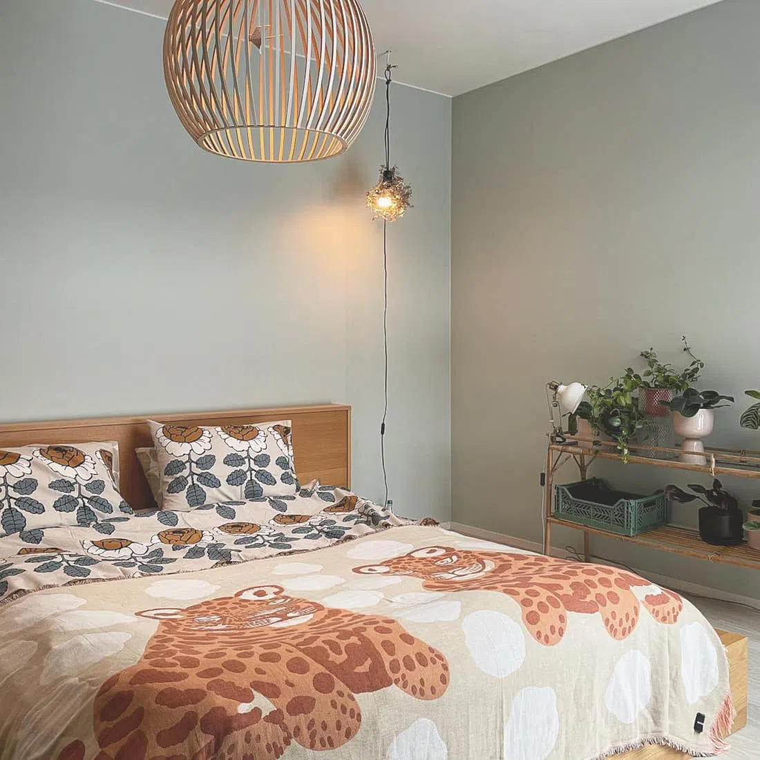 Серые стены в спальне Tikkurila X447 Морской туман