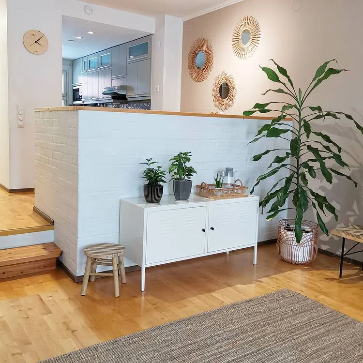 Современный интерьер с розовыми стенами X463