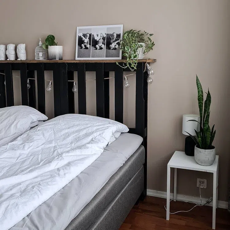 Спальная с кроватью из досок и стенами Tikkurila Песчаник