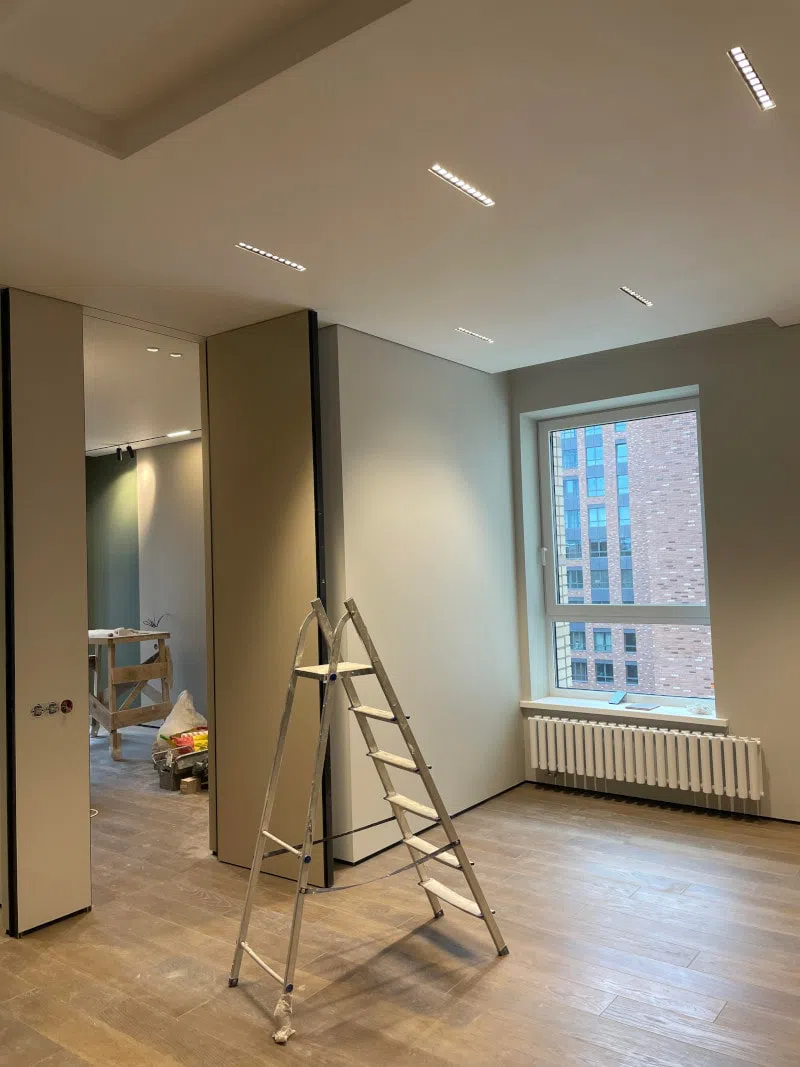 Стильный интерьер со стенами greige Tikkurila X486