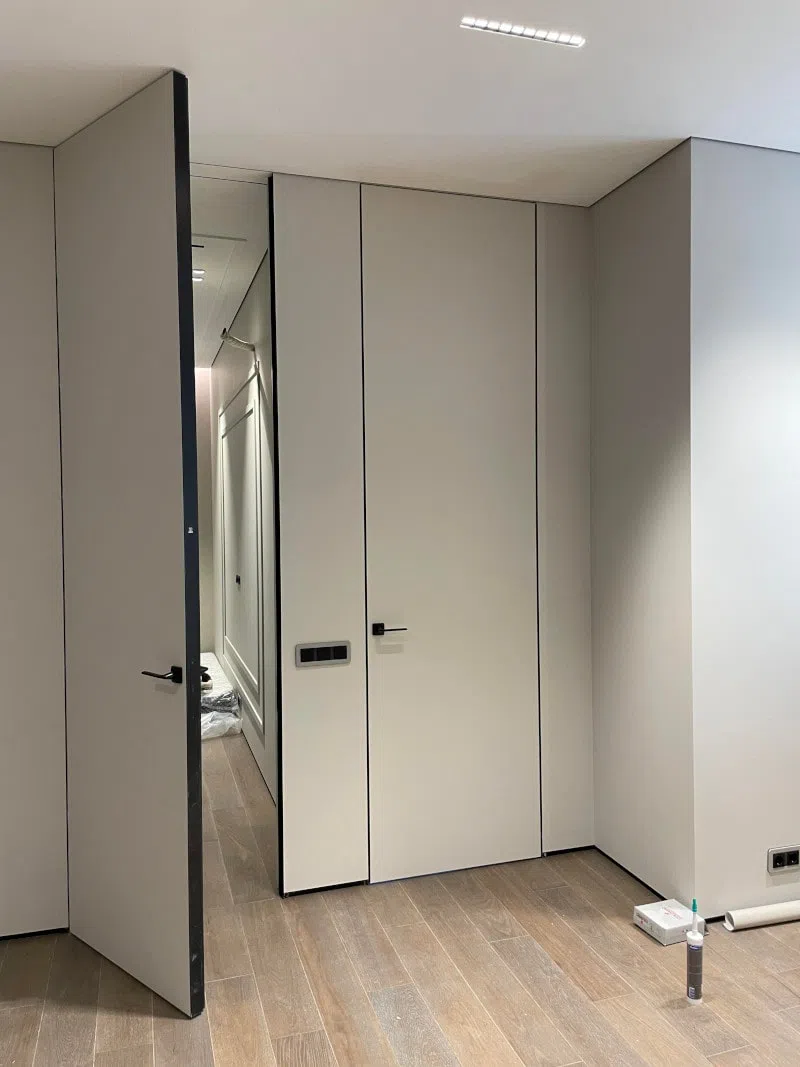 Greige стены в минималистичном интерьере Tikkurila X486