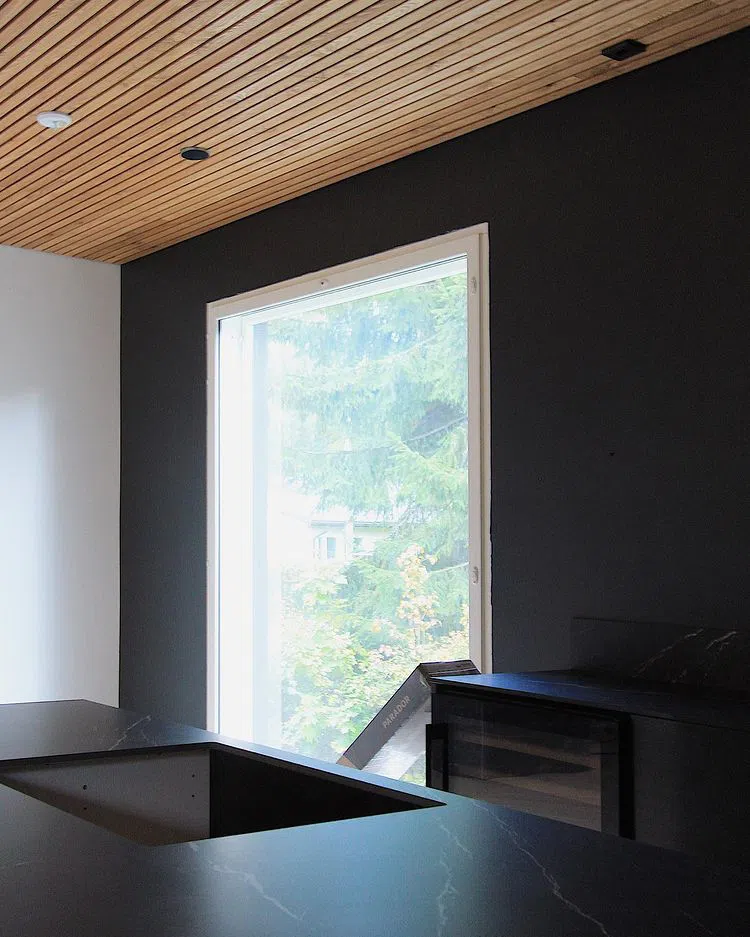 Черная кухня цвета X499 Лакрица с деревянными рейками