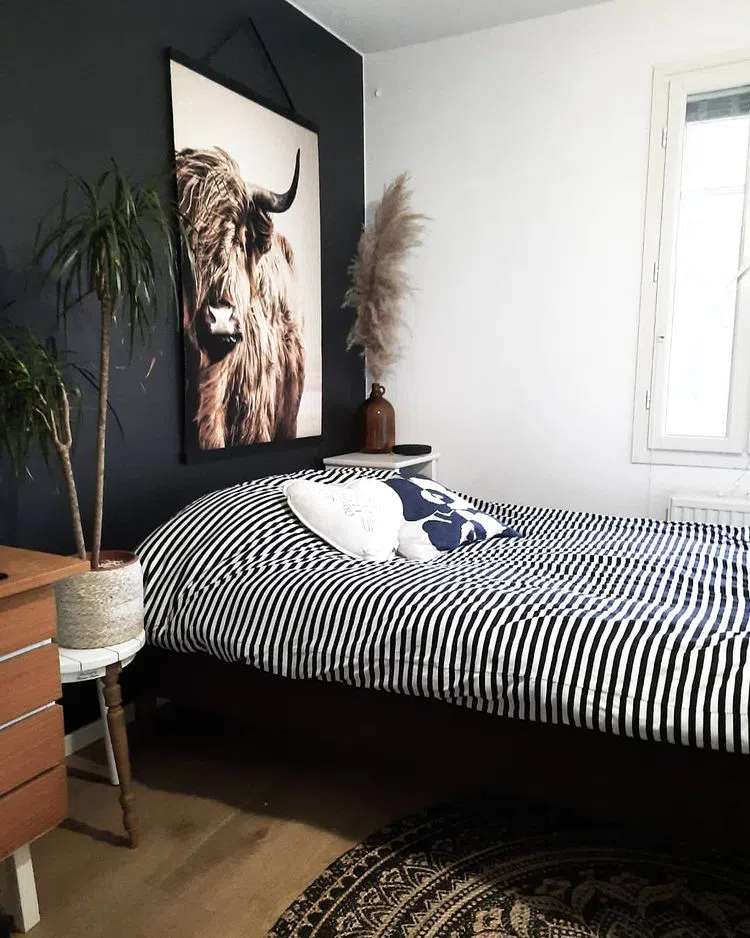 Спальная сканди с черной стеной Тиккурила Лакрица X499