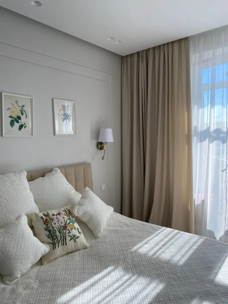 Интерьер серой спальни с краской Tikkurila Y481