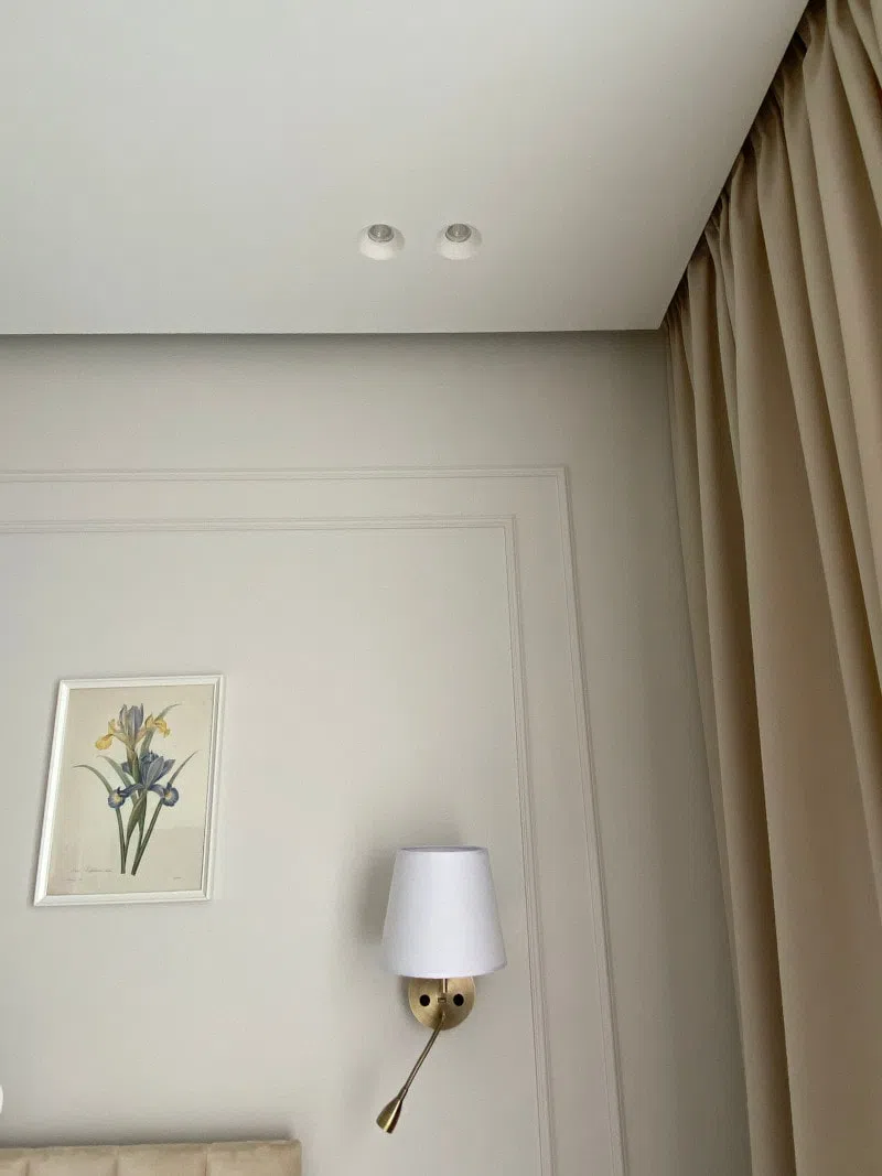 Бежевые стены с молдингами Tikkurila Y481 Облако