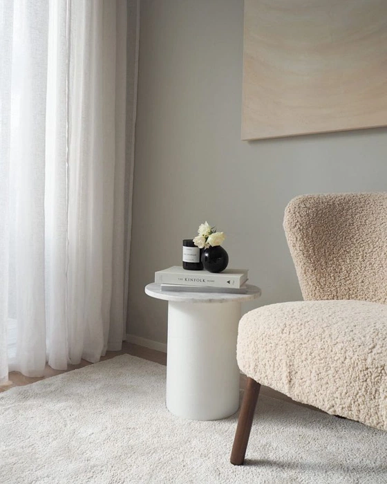 Tikkurila Пиацца Y487 с плюшевым креслом