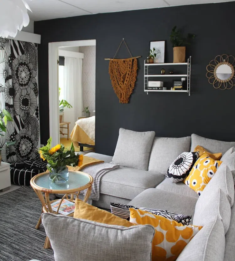 Гостиная в стиле Бохо с черной стеной Tikkurila Y500