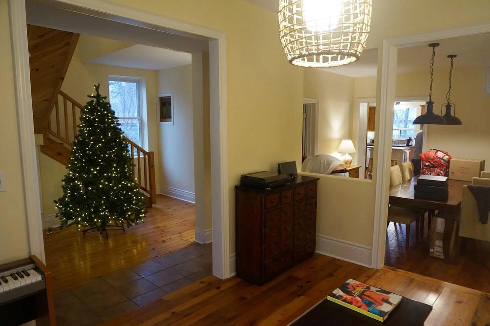 Benjamin Moore HC-4 Hawthorne Yellow в интерьере фото