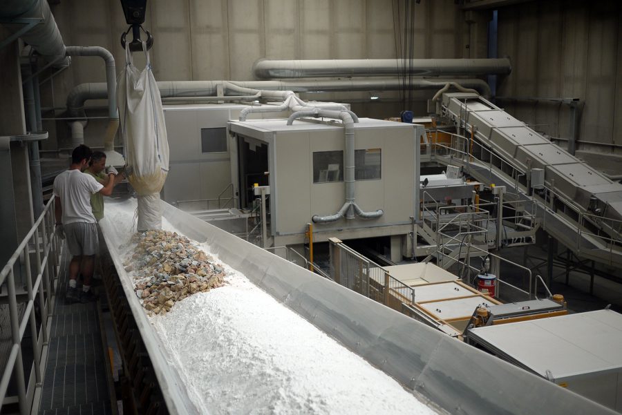 Материалы для marmoreal просеивают и смешивают