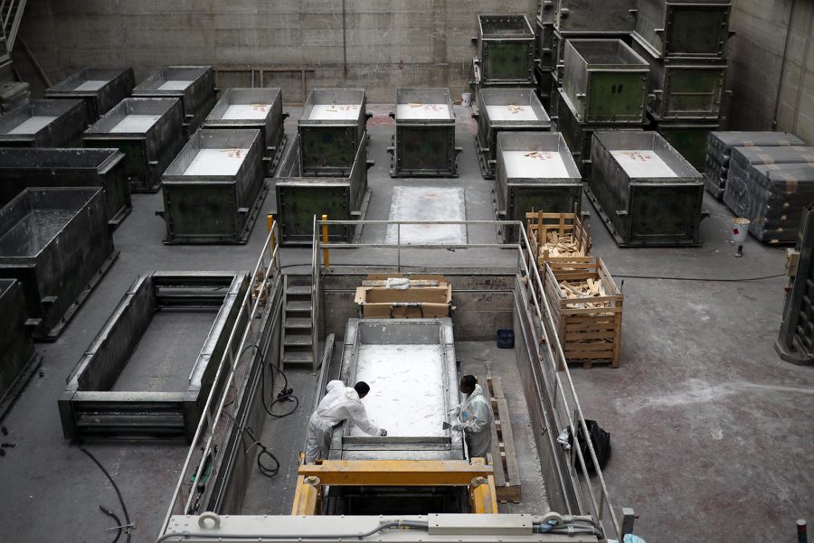 Затем материалы для Терраццо заливают в вибрационные формы