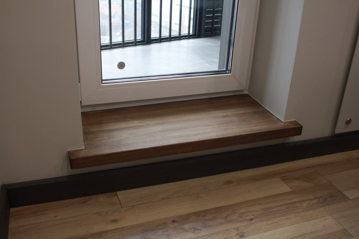 Балконный порог из дерева